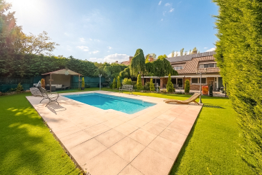 Precioso chalet con piscina propia en Alzuza