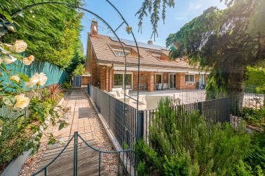 Precioso chalet con piscina propia en Alzuza