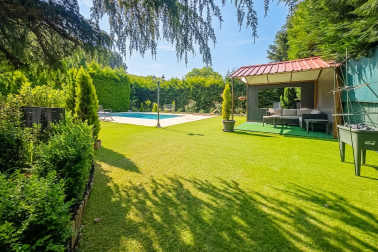 Precioso chalet con piscina propia en Alzuza