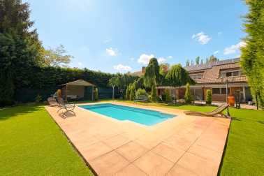 Precioso chalet con piscina propia en Alzuza