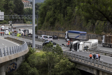 Foto del accidente en la AP-8 en Elgoibar en el que han fallecido cinco policías forales.