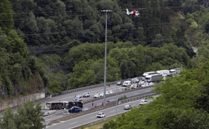 Foto del accidente en la AP-8 en Elgoibar en el que han fallecido cinco policías forales.