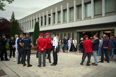 Fotos de la despedida en el tanatorio a los policías forales fallecidos