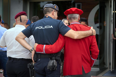 Fotos de la despedida en el tanatorio a los policías forales fallecidos
