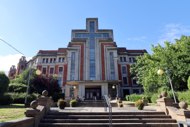 El Seminario Diocesano de Pamplona con la enorme y característica cruz de su fachada