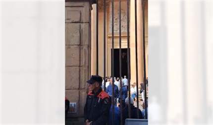 Respeto y silencio a las puertas de la seo antes del comienzo de la ceremonia religiosa por los finados