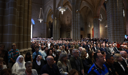 Interior de la Catedral de Pamplona durante el funeral de los policías forales fallecidos en Elgoibar