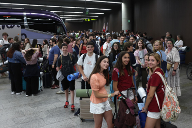 Fotos de la salida de jóvenes navarros hacia Madrid para ver a León XIV.