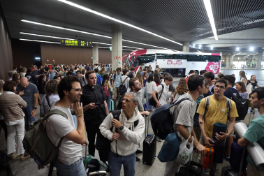 Fotos de la salida de jóvenes navarros hacia Madrid para ver a León XIV.