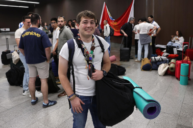 Fotos de la salida de jóvenes navarros hacia Madrid para ver a León XIV.