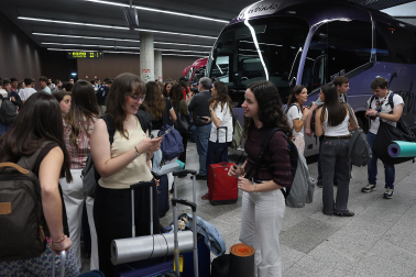 Fotos de la salida de jóvenes navarros hacia Madrid para ver a León XIV.