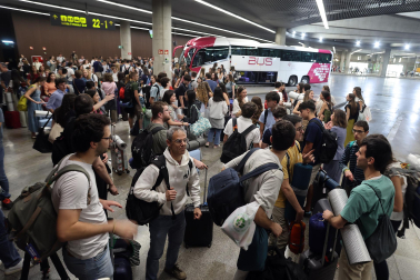 Fotos de la salida de jóvenes navarros hacia Madrid para ver a León XIV.