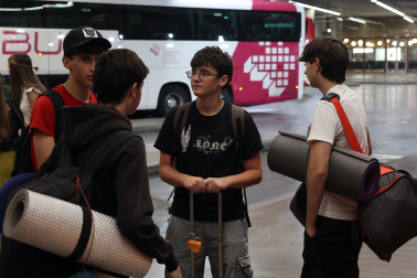 Fotos de la salida de jóvenes navarros hacia Madrid para ver a León XIV.