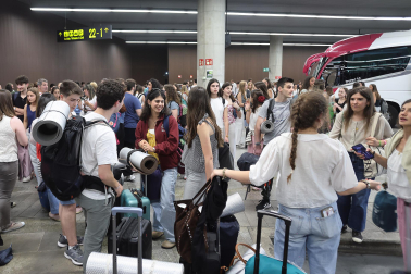 Fotos de la salida de jóvenes navarros hacia Madrid para ver a León XIV.