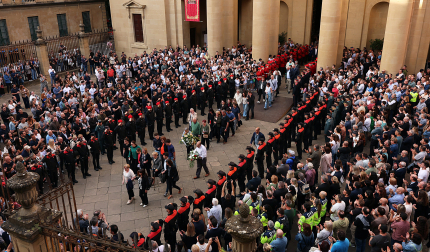 Agentes de la Policía Foral hacen el pasillo a los familiares de los compañeros fallecidos tras el funeral celebrado en Pamplona
