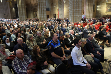 La Catedral de Pamplona se llenó en el funeral por los cinco policías forales fallecidos