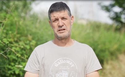 De la tranquila Azoz, en Ezcabarte, a la más bulliciosa Pamplona. Algunas de las vacas y terneras de la raza escocesa Galloway del ganadero Adelardo Paternáin Cadena, de 51 años, han dado el salto “del pueblo a la ciudad”. Sin dejar el monte San Cristóbal-Ezkaba, donde hace nueve años las empezó a criar y desde donde también han salido, junto a las de Sergio Cobo, de Osacáin (Olaibar), a zonas como Legarda para limpiar la vegetación que crece en zonas arbóreas y de matorral y que tanto contribuye, al secarse, a propagar incendios.