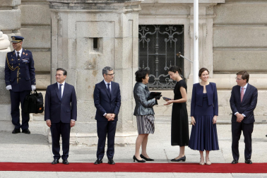 MADRID, 06/06/2026.- El ministro de Asuntos Exteriores, José Manuel Albares (i), el ministro de la Presidencia, Justicia y Relaciones con las Cortes, Félix Bolaños (2i), la embajadora de España ante la Santa Sede, Isabel Celaá (3i), la presidenta de la Comunidad de Madrid, Isabel Díaz Ayuso (2d) y el alcalde de Madrid, José Luis Martínez-Almeida (d), esperan en la Plaza de la Armería del Palacio Real la llegada del papa León XIV que inicia este sábado un viaje de seis días a España. EFE/Zipi Aragón
