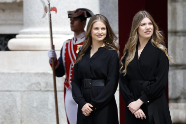 MADRID, 06/06/2026.- La princesa Leonor y la infanta Sofía se disponen a recibir el papa León VIX a su llegada al Palacio Real, donde tiene lugar la ceremonia de bienvenida al Sumo Pontífice que inicia este sábado en la capital un viaje de seis días a España. EFE/Chema Moya