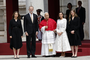MADRID, 06/06/2026.- Los reyes Felipe y Letizia junto a la princesa Leonor y la infanta Sofía reciben al papa León VIX a su llegada al Palacio Real, donde tiene lugar la ceremonia de bienvenida al Sumo Pontífice que inicia este sábado en la capital un viaje de seis días a España. EFE/Chema Moya