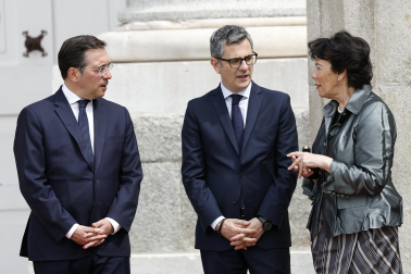 MADRID, 06/06/2026.- El ministro de Asuntos Exteriores, José Manuel Albares (i), el ministro de la Presidencia, Justicia y Relaciones con las Cortes, Félix Bolaños (c), y la embajadora de España ante la Santa Sede, Isabel Celaá, esperan en la Plaza de la Armería del Palacio Real la llegada del papa León XIV que inicia este sábado un viaje de seis días a España. EFE/Chema Moya