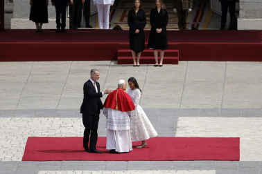 MADRID, 06/06/2026.- Los reyes Felipe y Letizia reciben al papa León VIX a su llegada al Palacio Real, donde tiene lugar la ceremonia de bienvenida al Sumo Pontífice que inicia este sábado en la capital un viaje de seis días a España. EFE/Zipi Aragón