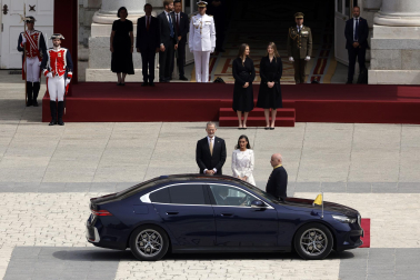 MADRID, 06/06/2026.- Los reyes Felipe y Letizia reciben al papa León XIV a su llegada al Palacio Real, donde tiene lugar la ceremonia de bienvenida al Sumo Pontífice que inicia este sábado en la capital un viaje de seis días a España. EFE/Zipi Aragón