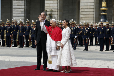 MADRID, 06/06/2026.- Los reyes Felipe y Letizia reciben al papa León VIX a su llegada al Palacio Real, donde tiene lugar la ceremonia de bienvenida al Sumo Pontífice que inicia este sábado en la capital un viaje de seis días a España. EFE/J.J. Guillén POOL
