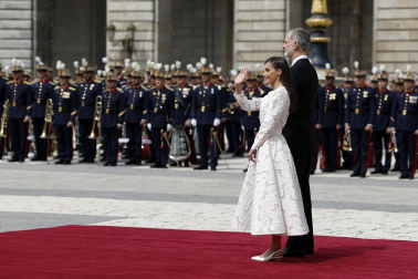 MADRID, 06/06/2026.- Los reyes Felipe y Letizia reciben al papa León XIV a su llegada al Palacio Real, donde tiene lugar la ceremonia de bienvenida al Sumo Pontífice que inicia este sábado en la capital un viaje de seis días a España. EFE/J.J. Guillén POOL