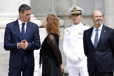 MADRID, 06/06/2026.- El presidente del Gobierno, Pedro Sánchez (i), la presidenta del Congreso de los Diputados,Francina Armengol (c), y el presidente del Senado, Pedro Rollán (d), esperan en la Plaza de la Armería del Palacio Real la llegada del papa León XIV que inicia este sábado un viaje de seis días a España. EFE/Chema Moya