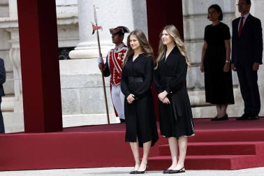 MADRID, 06/06/2026.- La princesa Leonor y la infanta Sofía esperan la llegada del papa León VIX en le Patio de Armas del Palacio Real, donde tiene lugar la ceremonia de bienvenida al Sumo Pontífice que inicia este sábado en la capital un viaje de seis días a España. EFE/Chema Moya