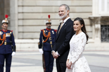 MADRID, 06/06/2026.- Los reyes Felipe VI y Letizia, esperan en la Plaza de la Armería del Palacio Real la llegada del papa León XIV que inicia este sábado un viaje de seis días a España. EFE/Chema Moya
