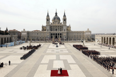 MADRID, 06/06/2026.- Los reyes Felipe y Letizia se disponen a recibir al papa León XIV a su llegada al Palacio Real, donde tiene lugar la ceremonia de bienvenida al Sumo Pontífice que inicia este sábado en la capital un viaje de seis días a España. EFE/Ballesteros