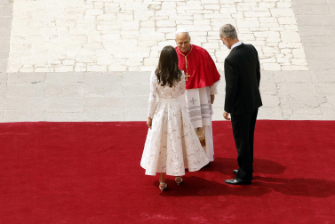 MADRID, 06/06/2026.- Los reyes Felipe y Letizia reciben al papa León VIX a su llegada al Palacio Real, donde tiene lugar la ceremonia de bienvenida al Sumo Pontífice que inicia este sábado en la capital un viaje de seis días a España. EFE/Ballesteros