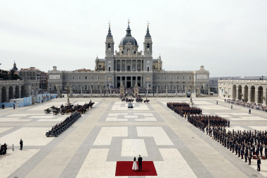 MADRID, 06/06/2026.- Los reyes Felipe y Letizia se disponen a recibir al papa León XIV a su llegada al Palacio Real, donde tiene lugar la ceremonia de bienvenida al Sumo Pontífice que inicia este sábado en la capital un viaje de seis días a España. EFE/Ballesteros