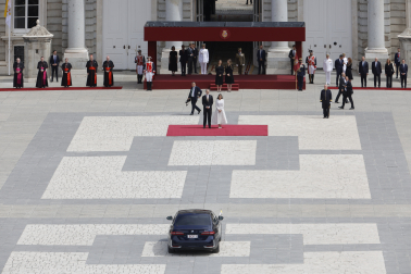 MADRID, 06/06/2026.- Los reyes Felipe y Letizia se disponen a recibir al papa León XIV a su llegada al Palacio Real, donde tiene lugar la ceremonia de bienvenida al Sumo Pontífice que inicia este sábado en la capital un viaje de seis días a España. EFE/Ballesteros