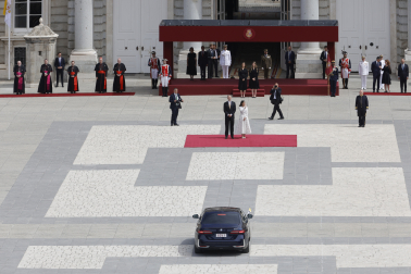 MADRID, 06/06/2026.- Los reyes Felipe y Letizia reciben al papa León XIV a su llegada al Palacio Real, donde tiene lugar la ceremonia de bienvenida al Sumo Pontífice que inicia este sábado en la capital un viaje de seis días a España. EFE/Zipi Aragón