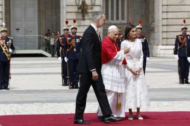 MADRID, 06/06/2026.- Los reyes Felipe VI y Letizia reciben al papa León XIV en la Plaza de la Armería del Palacio Real, donde ha tenido lugar la bienvenida oficial con la rendición de honores y la interpretación de los himnos nacionales de España y del Estado de la Ciudad del Vaticano. EFE/Chema Moya