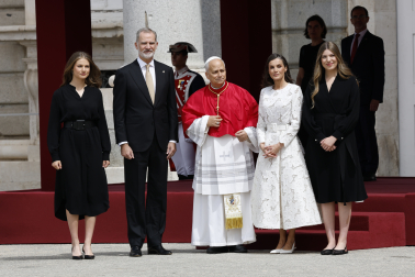 MADRID, 06/06/2026.- Los reyes Felipe y Letizia junto a la princesa Leonor y la infanta Sofía tras recibir al papa León XIV a su llegada al Palacio Real, donde tiene lugar la ceremonia de bienvenida al Sumo Pontífice que inicia este sábado en la capital un viaje de seis días a España. EFE/Chema Moya
