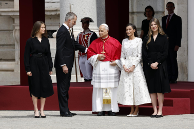MADRID, 06/06/2026.- Los reyes Felipe y Letizia junto a la princesa Leonor y la infanta Sofía tras recibir al papa León XIV a su llegada al Palacio Real, donde tiene lugar la ceremonia de bienvenida al Sumo Pontífice que inicia este sábado en la capital un viaje de seis días a España. EFE/Chema Moya