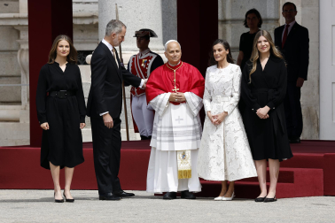 MADRID, 06/06/2026.- Los reyes Felipe y Letizia junto a la princesa Leonor y la infanta Sofía tras recibir al papa León XIV a su llegada al Palacio Real, donde tiene lugar la ceremonia de bienvenida al Sumo Pontífice que inicia este sábado en la capital un viaje de seis días a España. EFE/Chema Moya