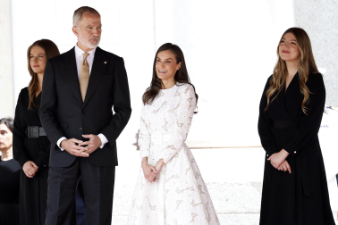 MADRID, 06/06/2026.- Los reyes Felipe VI y Letizia, junto a la princesa Leonor y la infanta Sofía, en la Plaza de la Armería del Palacio Real, donde ha tenido lugar la bienvenida oficial al papa León XIV, con la rendición de honores y la interpretación de los himnos nacionales de España y del Estado de la Ciudad del Vaticano. EFE/Chema Moya