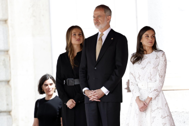 MADRID, 06/06/2026.- Los reyes Felipe VI y Letizia, junto a la princesa Leonor, en la Plaza de la Armería del Palacio Real, donde ha tenido lugar la bienvenida oficial al papa León XIV, con la rendición de honores y la interpretación de los himnos nacionales de España y del Estado de la Ciudad del Vaticano. EFE/Chema Moya
