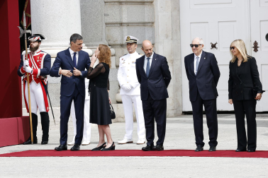 MADRID, 06/06/2026.- El presidente del Gobierno, Pedro Sánchez (i), junto a la presidenta de Congreso, Francina Armengol (2i); el presidente del Senado, Pedro Rollán; el presidente del Tribunal Constitucional, Cándido Conde-Pumpido, y la presidenta del Tribunal Supremo y del Consejo General del Poder Judicial, Isabel Perelló, esperan la llegada del papa León XIV en el Palacio Real, donde tiene lugar la ceremonia de bienvenida al Sumo Pontífice que inicia este sábado en la capital un viaje de seis días a España. EFE/Chema Moya