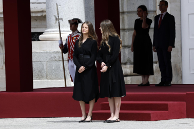 MADRID, 06/06/2026.- La princesa Leonor y la infanta Sofía esperan la llegada del papa León XIV en el Patio de Armas del Palacio Real, donde tiene lugar la ceremonia de bienvenida al Sumo Pontífice que inicia este sábado en la capital un viaje de seis días a España. EFE/Chema Moya