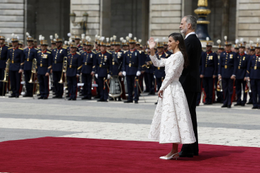 MADRID, 06/06/2026.- Los reyes Felipe VI y Letizia, esperan en la Plaza de la Armería del Palacio Real la llegada del papa León XIV que inicia este sábado un viaje de seis días a España. EFE/J.J. Guillén POOL