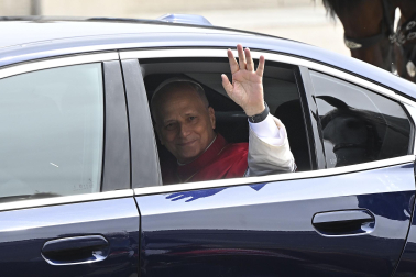 MADRID, 06/06/2026.- El papa León XIV, a su llegada en coche al Palacio Real, donde los reyes Felipe VI y Letizia, junto a la princesa Leonor y la infanta Sofía, le esperan en la Plaza de la Armería, donde tiene lugar la bienvenida oficial, con la rendición de honores y la interpretación de los himnos nacionales de España y del Estado de la Ciudad del Vaticano. EFE/Fernando Villar