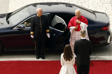 MADRID, 06/06/2026.- Los reyes Felipe y Letizia reciben al papa León XIV a su llegada al Palacio Real, donde tiene lugar la ceremonia de bienvenida al Sumo Pontífice que inicia este sábado en la capital un viaje de seis días a España. EFE/Ballesteros