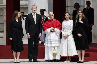 MADRID, 06/06/2026.- Los reyes Felipe y Letizia junto a la princesa Leonor y la infanta Sofía tras recibir al papa León XIV a su llegada al Palacio Real, donde tiene lugar la ceremonia de bienvenida al Sumo Pontífice que inicia este sábado en la capital un viaje de seis días a España. EFE/Chema Moya