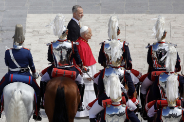 MADRID, 06/06/2026.- Los reyes Felipe VI y Letizia reciben en la Plaza de la Armería del Palacio Real la llegada del papa León XIV que inicia este sábado un viaje de seis días a España. EFE/Zipi Aragón